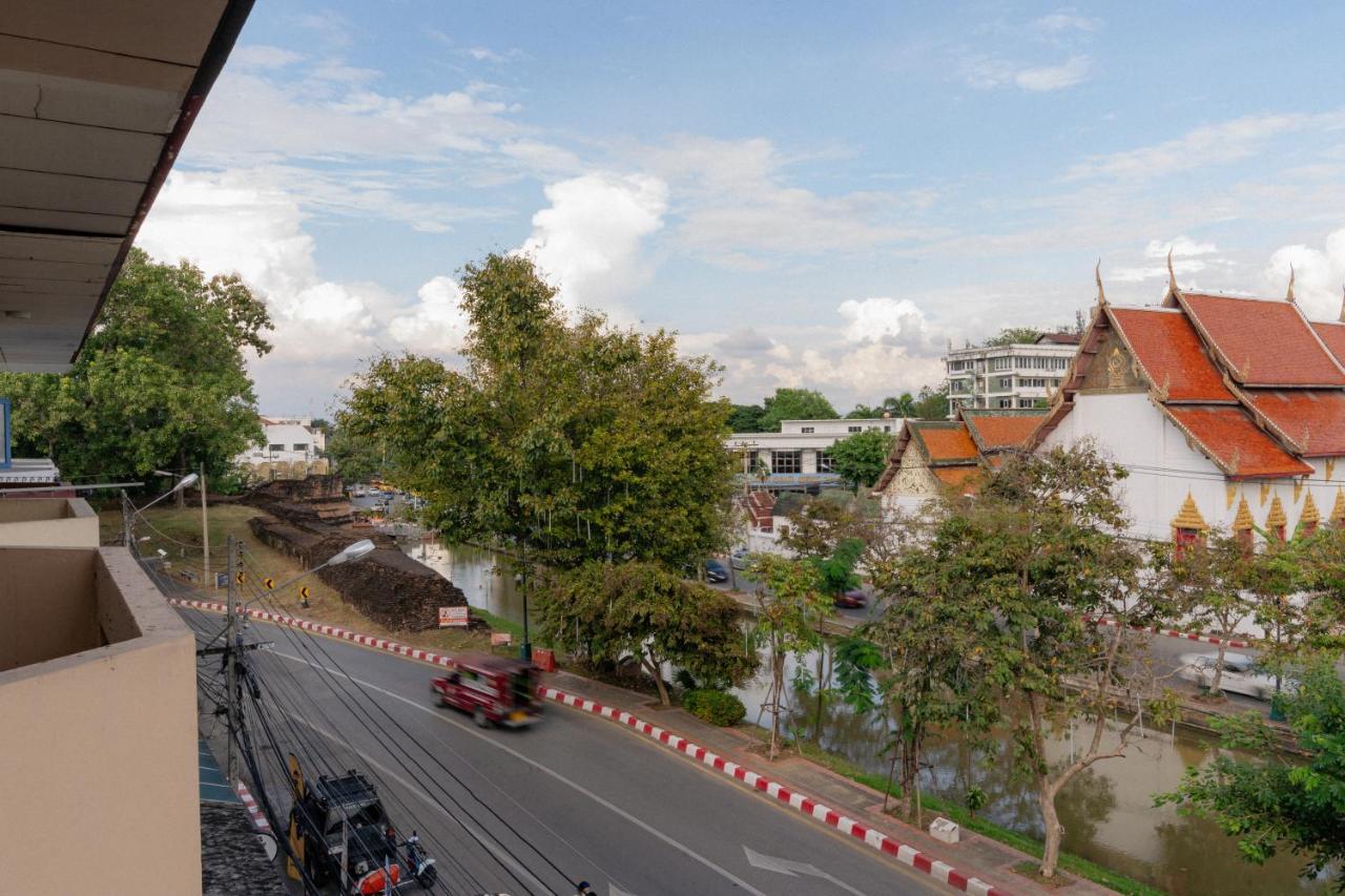 Shapel Hostel And Cafe Chiang Mai Bagian luar foto