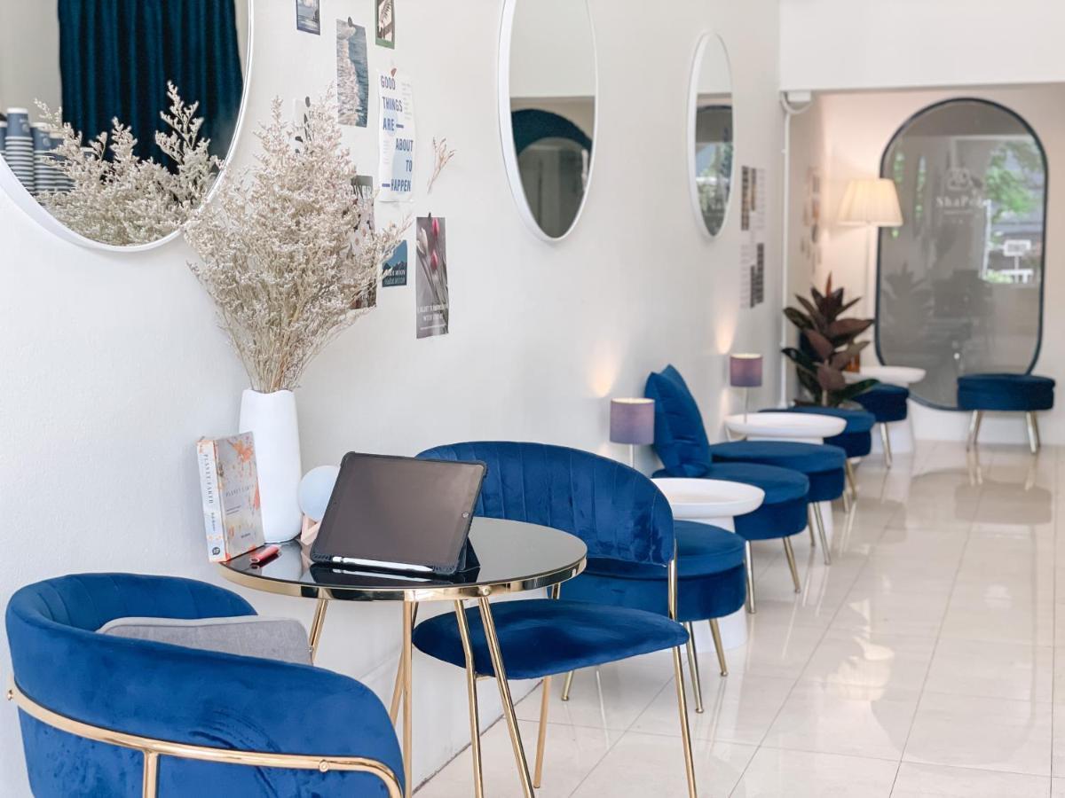 Shapel Hostel And Cafe Chiang Mai Bagian luar foto