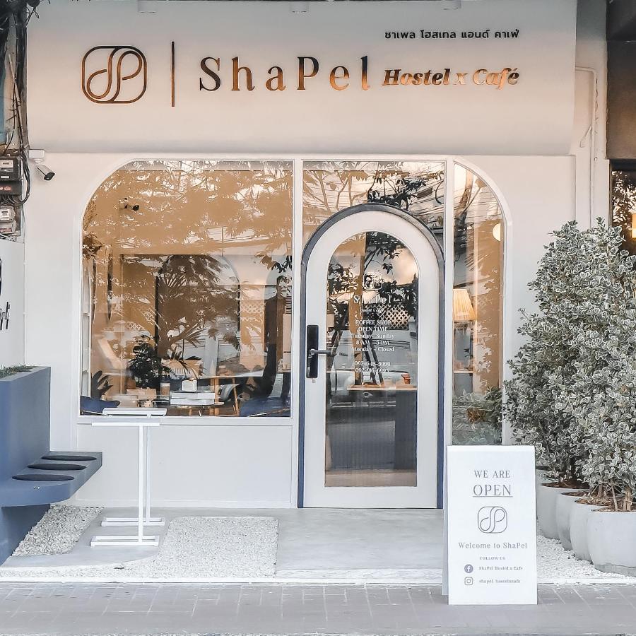 Shapel Hostel And Cafe Chiang Mai Bagian luar foto