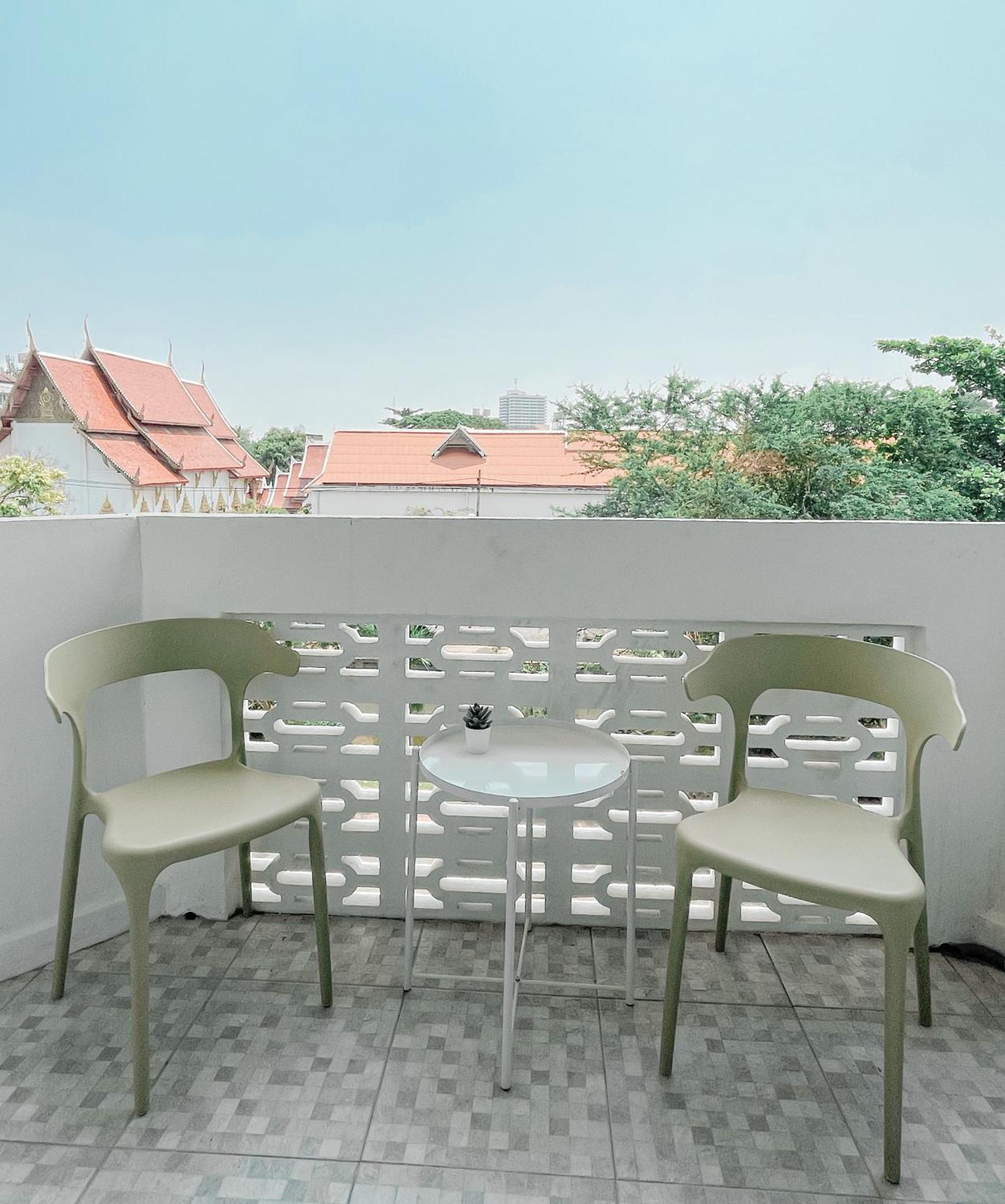 Shapel Hostel And Cafe Chiang Mai Bagian luar foto
