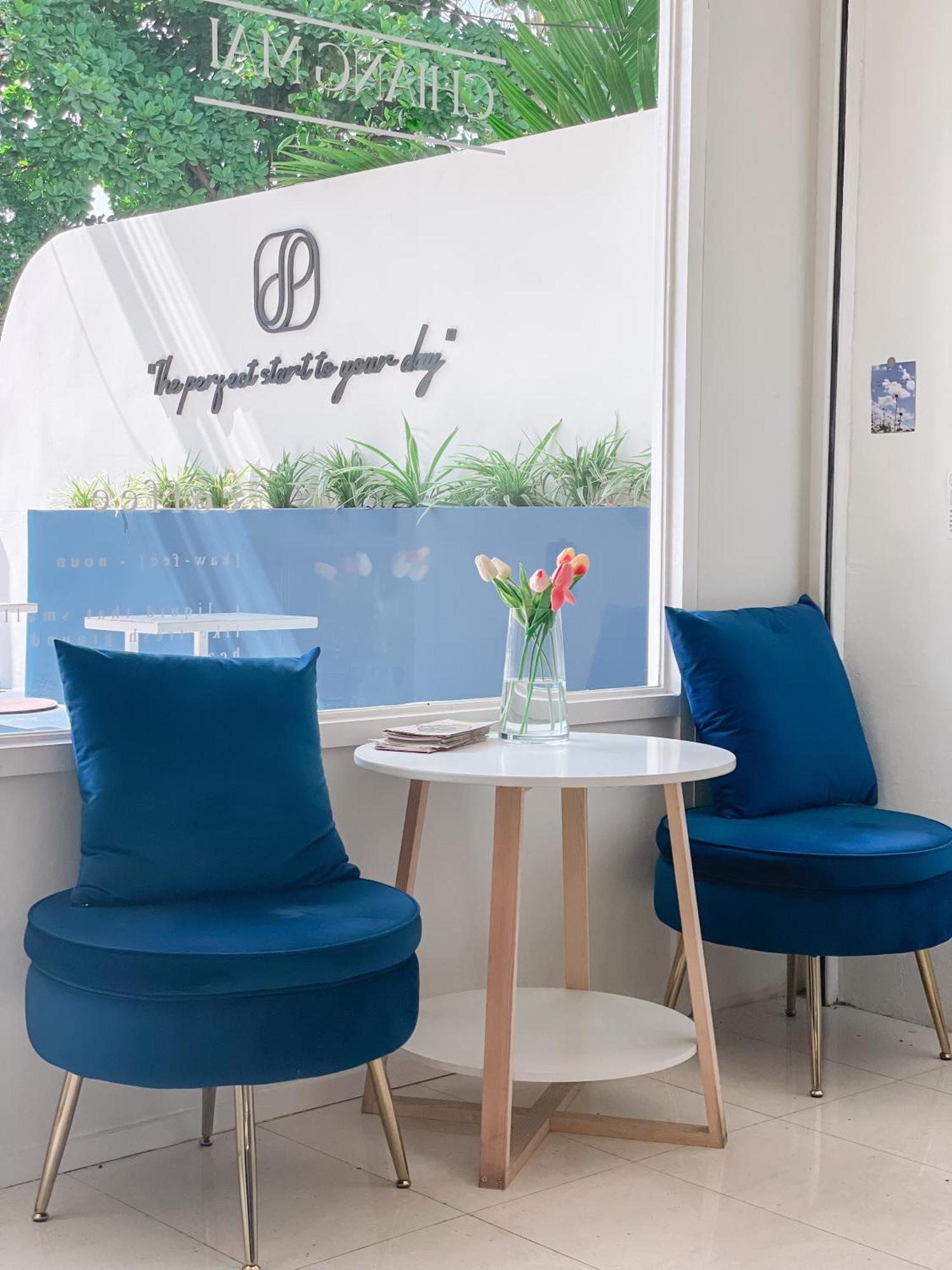 Shapel Hostel And Cafe Chiang Mai Bagian luar foto
