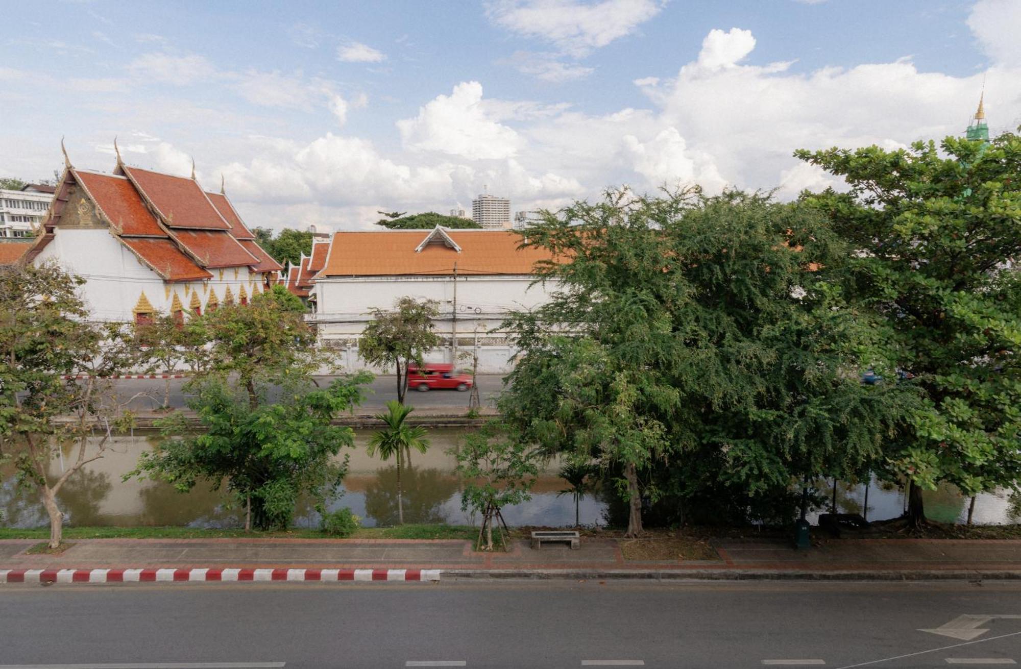 Shapel Hostel And Cafe Chiang Mai Bagian luar foto
